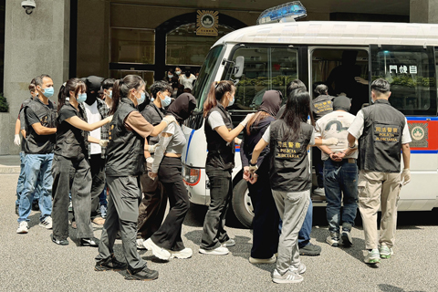 ◎ 澳門司警截獲十六名涉案男女,十一名賣淫女子和四名嫖客。