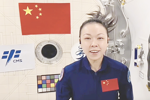 ◎ 九月廿五日是中秋節,正參與神舟二十三號載人飛行任務的香港載荷專家黎家盈在太空向市民送上節日祝福。「今天是中秋佳節,這是我第一次在浩瀚太空中度過這個充滿溫情的節日。每逢佳節倍思親,當我從這裏望明月,俯瞰地球家園的萬家燈火,心中對香港的家人和朋友就更加想念。」黎家盈在影片中說道。(香港中通社圖片)