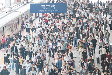 ◎ 九月二十七日,旅客們在鐵路南京站出行。當日是中秋假期的最後一天,中國鐵路迎來中秋假期返程客流高峰,預計發送旅客一千六百八十六萬人次,計劃加開旅客列車一千三百九十八列。據悉,各地鐵路部門全力應對返程客流高峰,在熱門方向和區間及時增加運力投放,落實便民利民惠民舉措,努力滿足旅客出行需求。(中新社記者 泱波 攝)