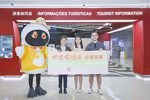 ◎ 旅遊局局長迎接幸運旅客。
