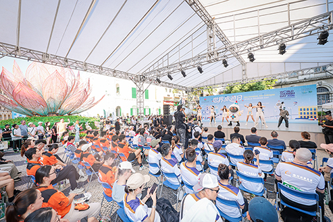 ◎ 「麥麥」聯同機械人於托盤比賽頒獎典禮上呈獻《麥麥帶你飛》。