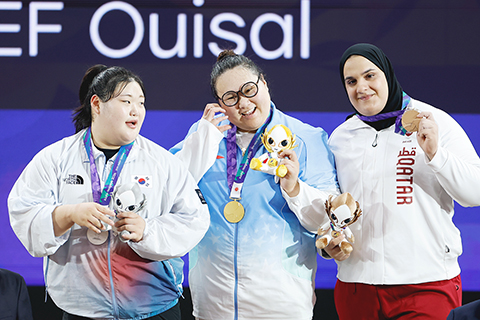 ◎ 九月二十九日,亞運會舉重女子八十六公斤以上級決賽中,中國選手李雯雯以三百一十公斤的總成績奪得冠軍。圖為頒獎儀式。(中新社記者 韓海丹 攝)