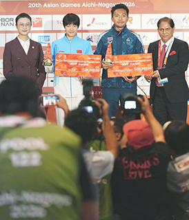 ◎ 十月四日,于子迪(左二)、汶頌(右二)在新聞發佈會上領獎後與頒獎嘉賓、亞奧理事會運動員委員會主席丁寧(左一)、亞洲奧林匹克理事會副總幹事維諾德·庫馬爾·帝瓦里合影。亞奧理事會宣佈,泰國短跑運動員汶頌、中國游泳運動員于子迪分別當選第二十屆亞運會男子、女子最有價值運動員。(新華社記者 侯昭康 攝)