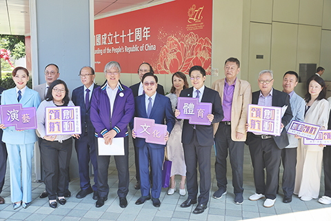 ◎ 十月七日,二0二六年香港特區選舉委員會界別分組一般選舉提名期已經展開。體育、演藝、文化及出版界候選人當日早上到政府總部報名參選。據了解,今次該界別共有十五名候選人報名參選,其中十三名為現任選委會成員,有兩位則是新人。港區全國人大代表、立法會議員霍啟剛、港區全國人大代表鄺美雲、立法會議員李家駒等陪同支持。(香港中通社記者 謝光磊 攝)