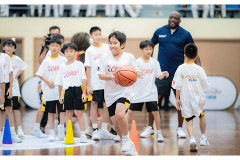 ◎ 金沙中國攜手NBA關懷行動昨日在粵華中學舉行公益周「校園日」,各種活動相向進行,其樂融融。