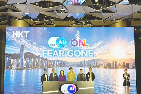 ◎ 香港電訊十月十五日舉行自主開發AI平台HKT.AI啟動儀式,知名藝人姜濤現身展現多元應用場景,圖為現場嘉賓共同見證啟動儀式。(香港中通社記者趙博宇 攝)