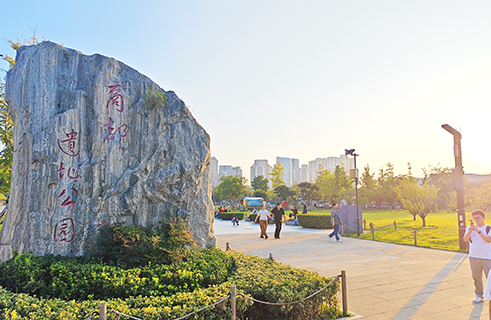 十月十三日傍晚,民眾行走在鄭州的商都遺址公園中。(中新社記者 應妮 攝)
