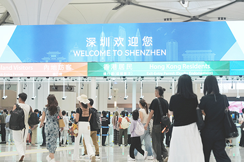 ◎十月十八日,正值香港重陽節假期,皇崗口岸迎跨境客流高峰。這是皇崗口岸經升級重建正式開通運行後迎來的首個公眾假期。圖為旅客從皇崗口岸旅檢層前往深圳。(中新社記者 張祥毅 攝)