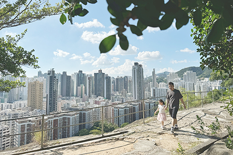 ◎ 十月十八日,農曆九月初九重陽節,香港市民在深水埗嘉頓山登高。重陽節登高望遠是傳承千年的民俗,人們藉此祈福健康。(香港中通社記者 徐文峰 攝)