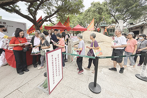 ◎ 嘉賓協助分發福米。