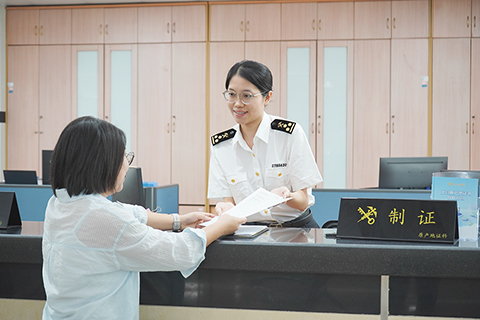 ◎ 香洲海關關員為企業簽發原產地證書。(圖 陳淳彬)