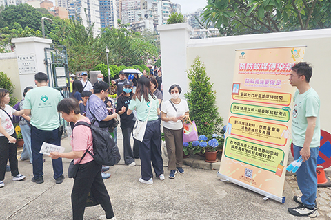 ◎ 衛生局人員於重陽節假期加強宣傳預防登革熱,呼籲居民做好個人防蚊措施,注意清除積水,齊心合力杜絕蚊蟲孳生。