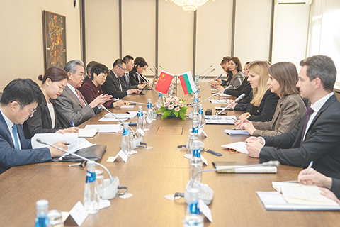 ◎ 十月十九日,中共中央政治局委員、外交部長王毅在索非亞同保加利亞外長佩特羅娃舉行會談。(新華社記者 彭子洋 攝)