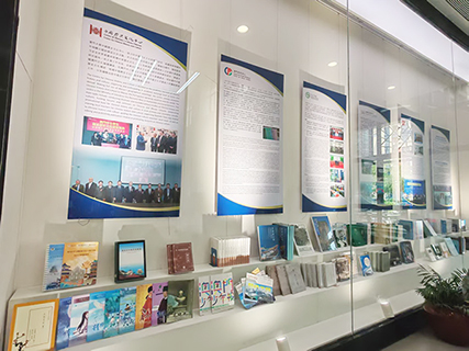 澳門大學展示櫃