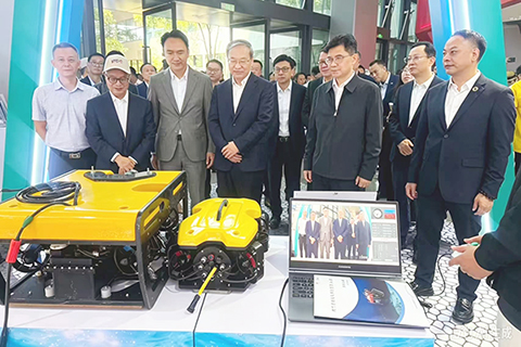 ◎ 嘉賓及代表團成員了解「水下機器人」運作。